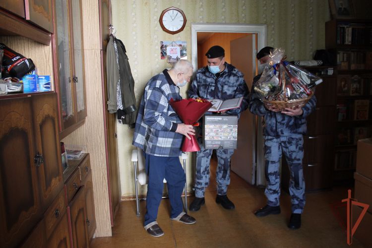 Росгвардейцы в Москве поздравили ветерана Великой Отечественной войны с 95-летием