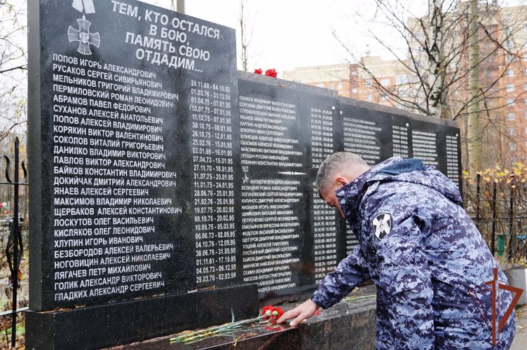 Росгвардейцы почтили память погибшего 15 лет назад офицера архангельского СОБР