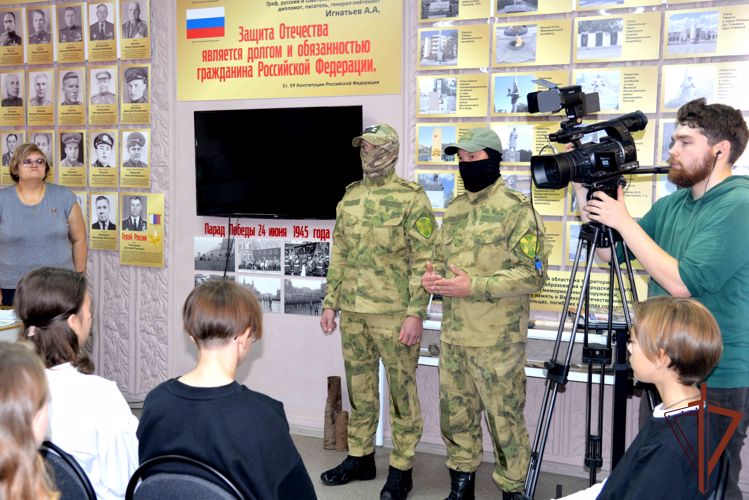 Сотрудники Росгвардии — участники специальной военной операции встретились с подшефными школьниками в Кургане