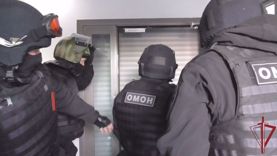 При участии ОМОН Росгвардии в Москве задержаны подозреваемые в незаконной банковской деятельности