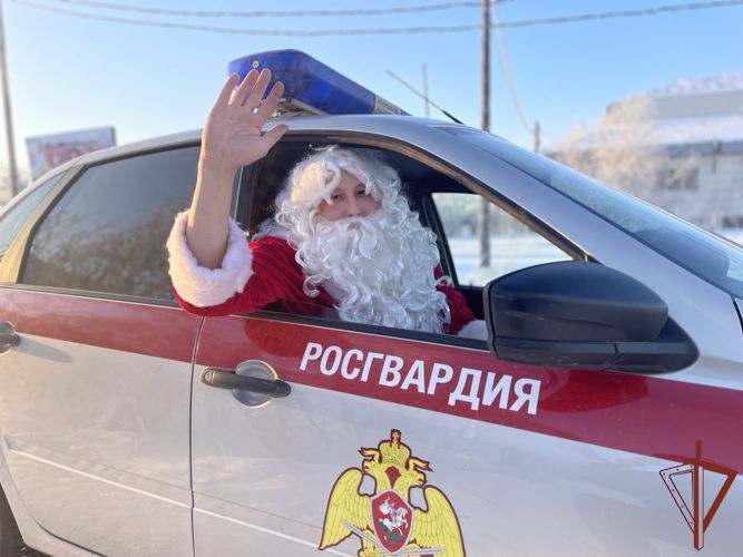 Дед Мороз специального назначения поздравляет детей в городах Дальнего Востока