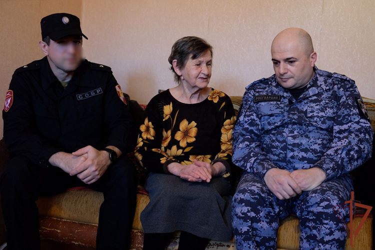 Семью Героя России  навестили сотрудники СОБР Росгвардии в Дагестане 