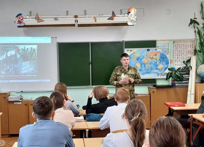 На Урале росгвардейцы провели уроки мужества для школьников в преддверии Сталинградской битвы