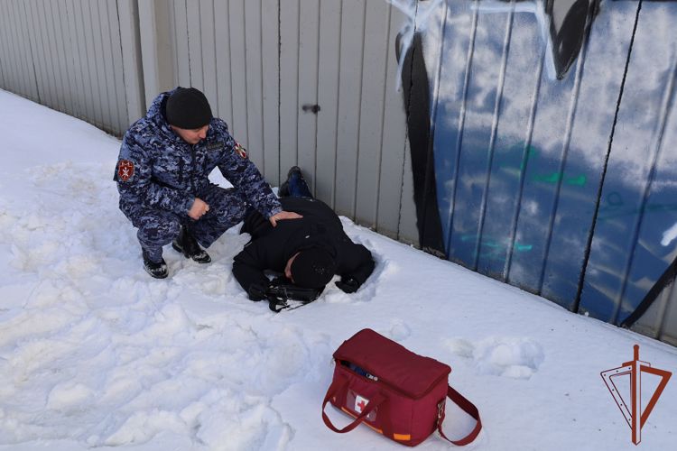 Росгвардейцы спасли упавшего на лед городского канала человека в Казани