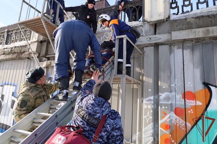 Росгвардейцы спасли упавшего на лед городского канала человека в Казани