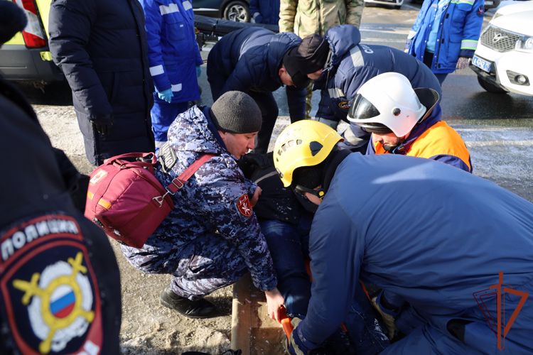 Росгвардейцы спасли упавшего на лед городского канала человека в Казани