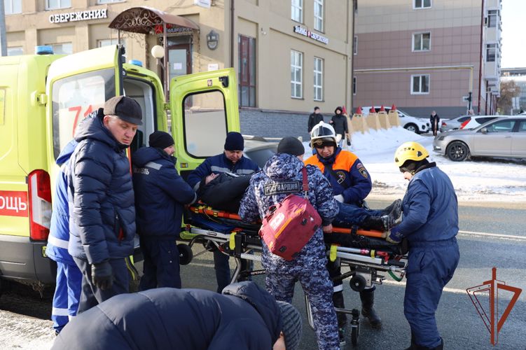 Росгвардейцы спасли упавшего на лед городского канала человека в Казани