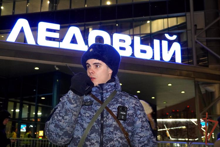 Общественную безопасность во время хоккейного матча в Петербурге обеспечили росгвардейцы