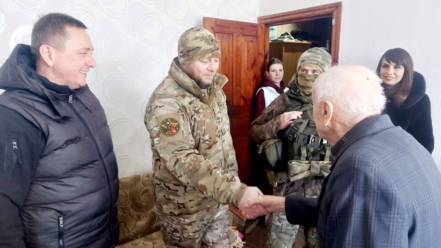 Росгвардейцы-участники СВО поздравили ветерана Великой Отечественной войны с Днем защитника Отечества (видео)