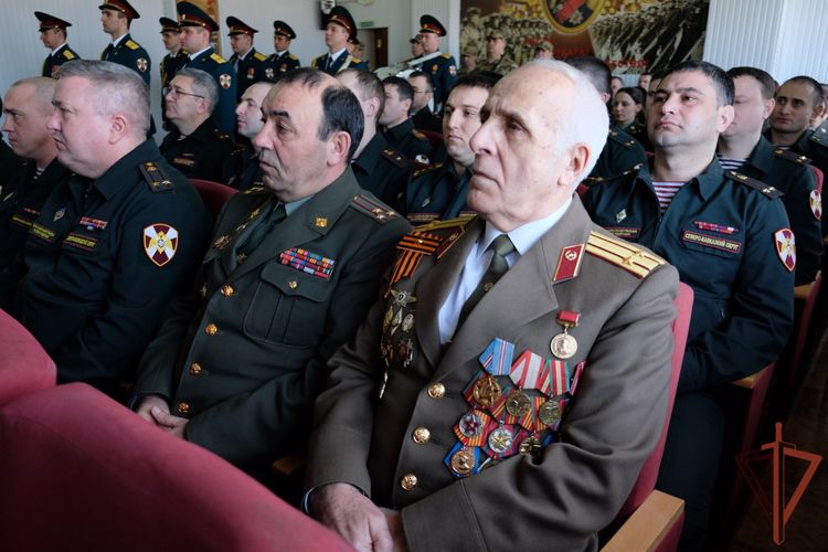 Махачкалинскому соединению Росгвардии вручили Боевое знамя