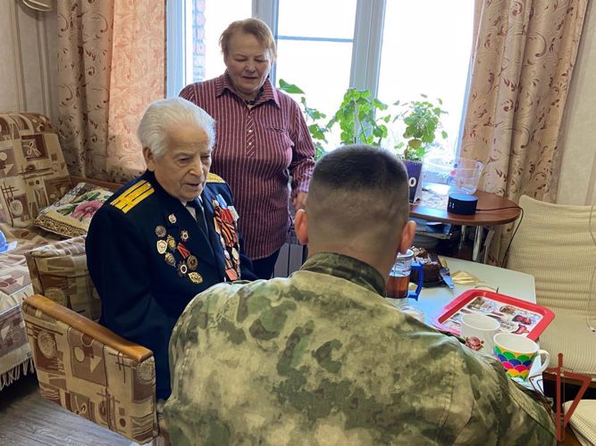 Военнослужащие Росгвардии поздравили ветерана Великой Отечественной войны с Днем защитника Отечества