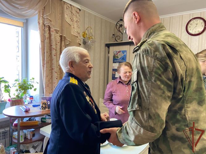 Военнослужащие Росгвардии поздравили ветерана Великой Отечественной войны с Днем защитника Отечества