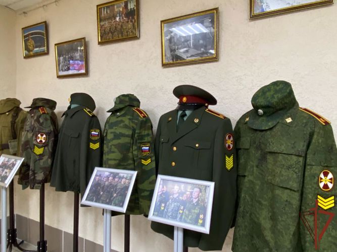 В Новосибирском военном институте Росгвардии собрали образцы форменного обмундирования курсантов разных времен (видео)