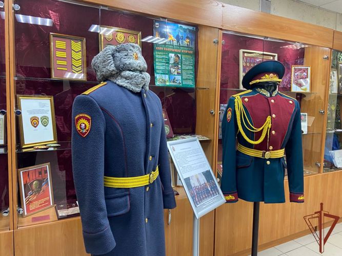 В Новосибирском военном институте Росгвардии собрали образцы форменного обмундирования курсантов разных времен (видео)