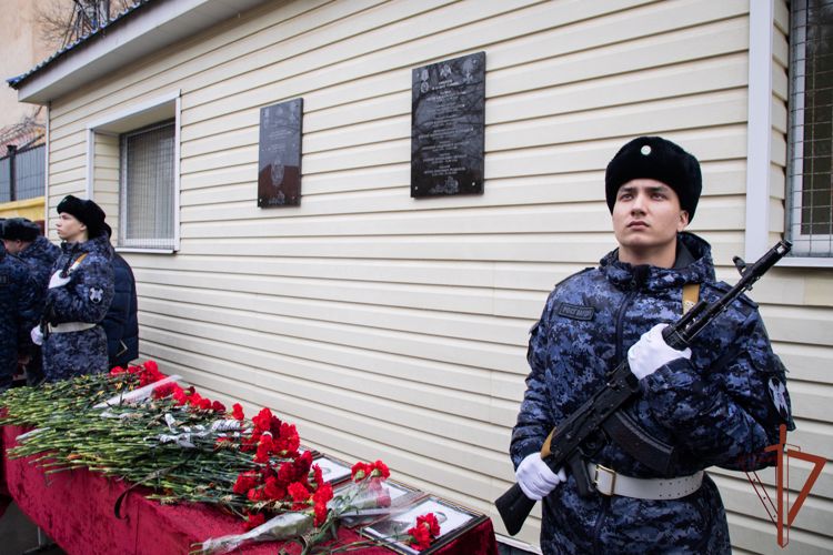 Память павших воинов  почтили росгвардейцы в Крыму