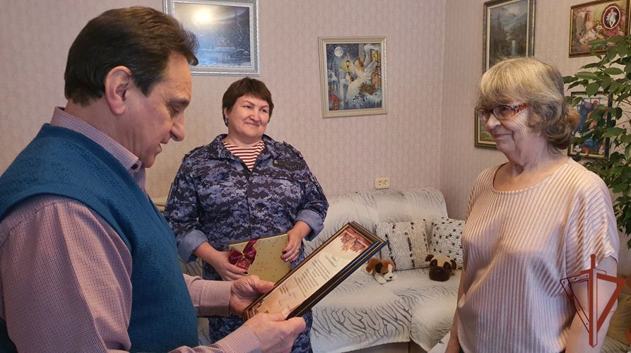 Начальник территориального управления Росгвардии и офицеры поздравили тюменского ветерана службы с 70-летним юбилеем 