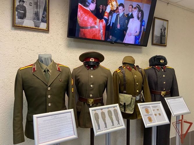 В Новосибирском военном институте Росгвардии собрали образцы форменного обмундирования курсантов разных времен (видео)