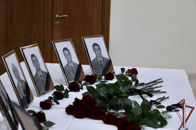 Ордена Мужества погибших росгвардейцев передали их родным в Дагестане 
