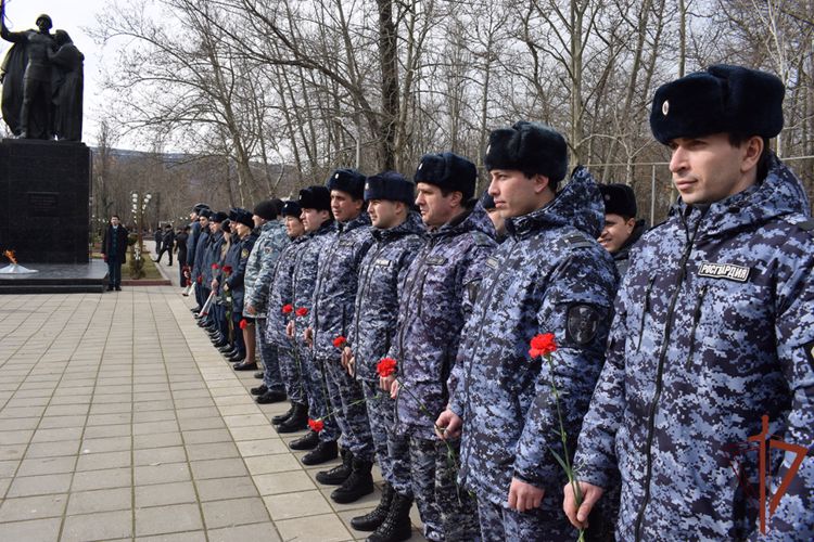 Росгвардейцы в Дагестане почтили память павших защитников Отечества