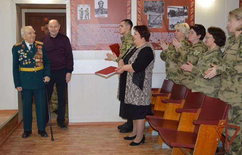 Участник Великой Отечественной войны встретился с кинологами Росгвардии в Тюмени