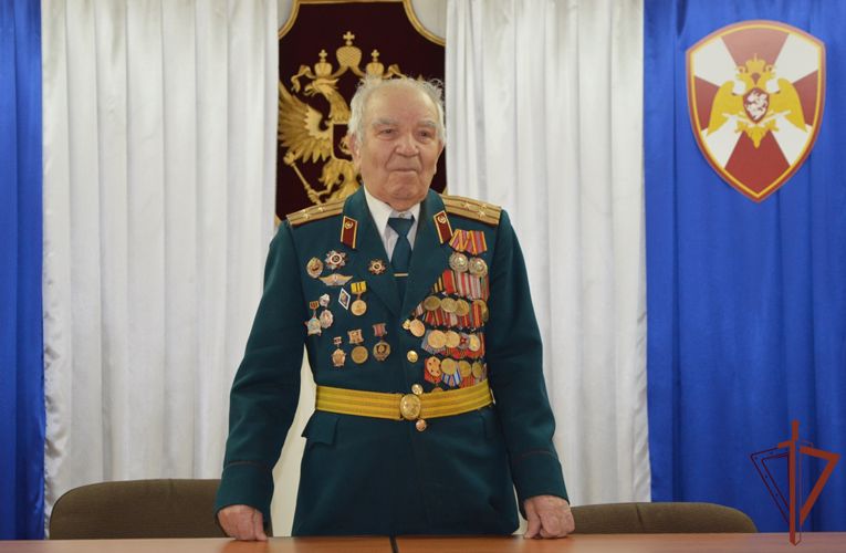 Участник Великой Отечественной войны встретился с кинологами Росгвардии в Тюмени