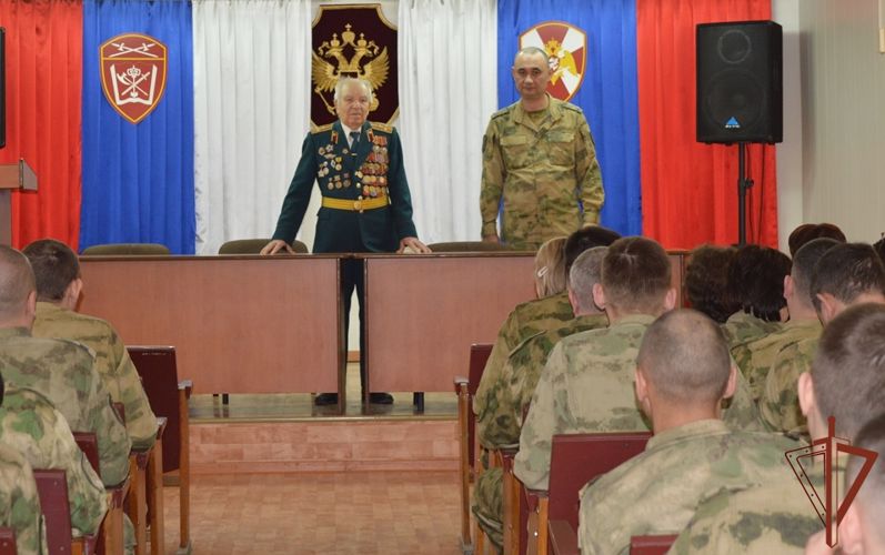 Участник Великой Отечественной войны встретился с кинологами Росгвардии в Тюмени