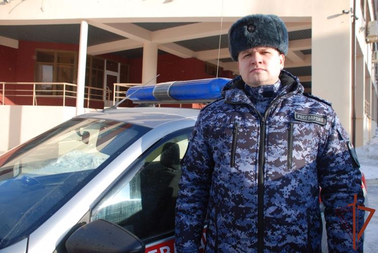 Росгвардеец оказал помощь гражданке, попавшей в трудную ситуацию на дороге