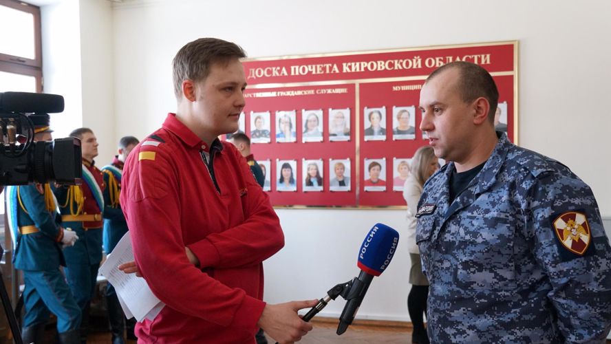 Губернатор Кировской области Александр Соколов вручил росгвардейцу медаль «За спасение погибавших»
