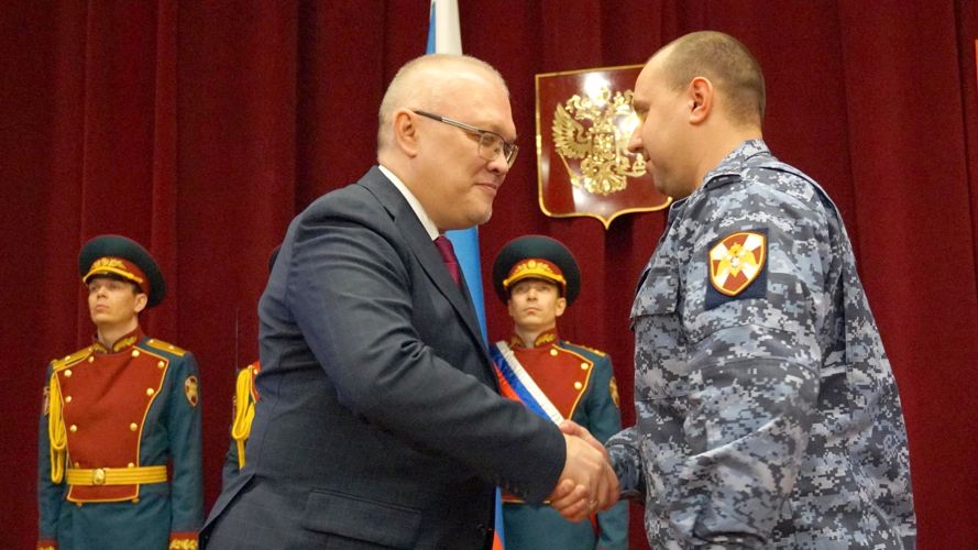 Губернатор Кировской области Александр Соколов вручил росгвардейцу медаль «За спасение погибавших»