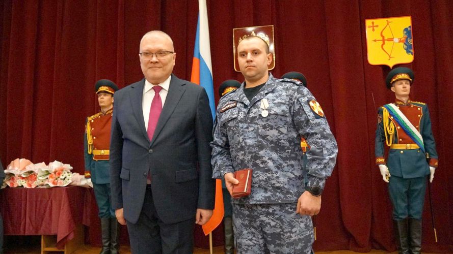 Губернатор Кировской области Александр Соколов вручил росгвардейцу медаль «За спасение погибавших»