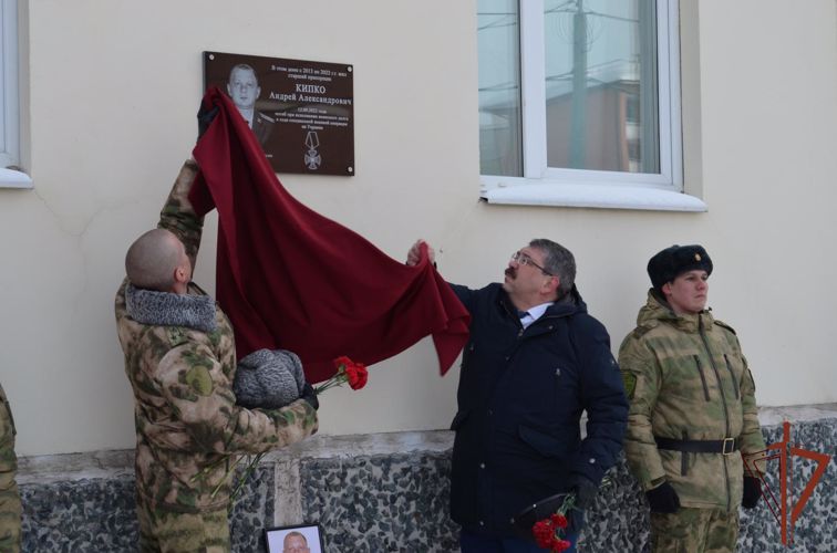 Открыта мемориальная доска  военнослужащему погибшему при исполнении служебного долга (видео)