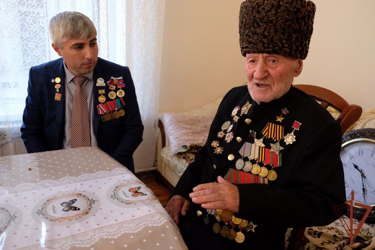 Росгвардейцы навестили участника Сталинградской битвы в Дагестане