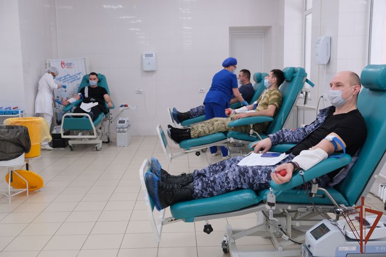 Военнослужащие и сотрудники Росгвардии в Курске приняли участие в донорской акции
