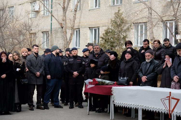 Память офицера СОБР Росгвардии увековечили в Дагестане