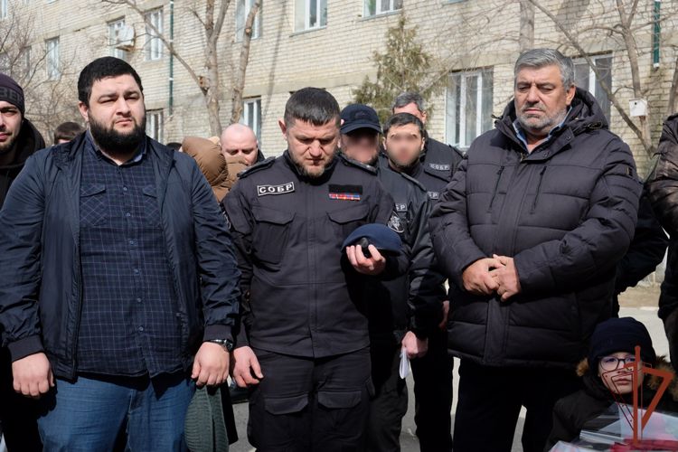 Память офицера СОБР Росгвардии увековечили в Дагестане