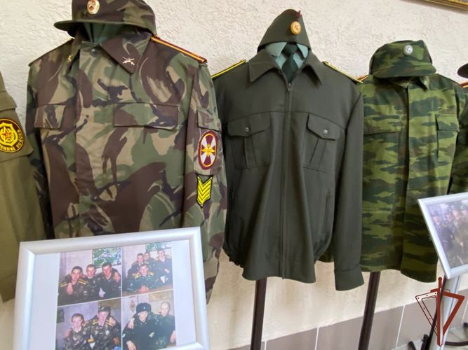 В Новосибирском военном институте Росгвардии собрали образцы форменного обмундирования курсантов разных времен (видео)