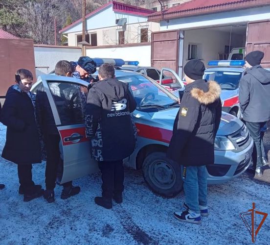 Росгвардейцы провели День открытых дверей для школьников Карачаево-Черкесии