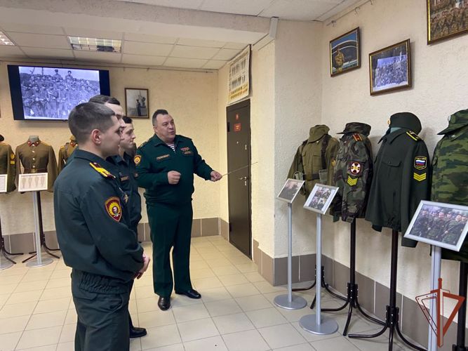 В Новосибирском военном институте Росгвардии собрали образцы форменного обмундирования курсантов разных времен (видео)