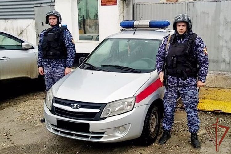 Пострадавшему в ДТП ребенку оказали помощь росгвардейцы в Крыму 