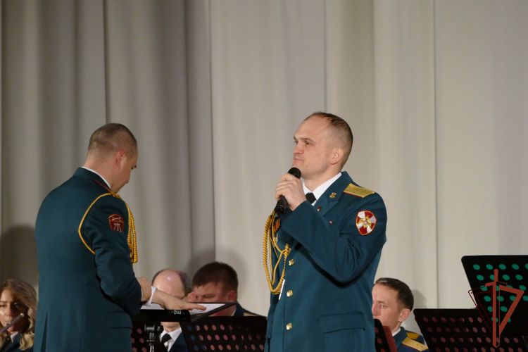 Заместитель командующего Сибирским округом Росгвардии поздравил кемеровский СОБР с 30-летним юбилеем и вручил госнаграды