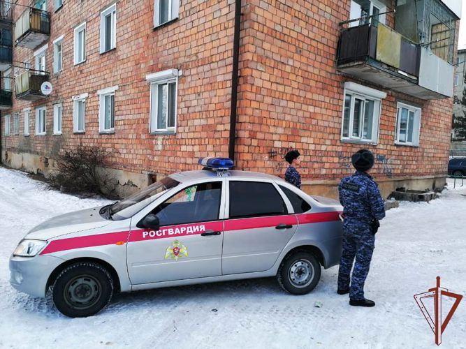 Сотрудники Росгвардии помогли эвакуировать жильцов загоревшейся многоэтажки в Хакасии