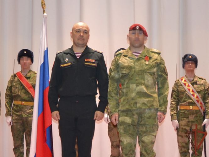 Заместитель командующего Сибирским округом вручил госнаграды росгвардейцам - участникам спецоперации 