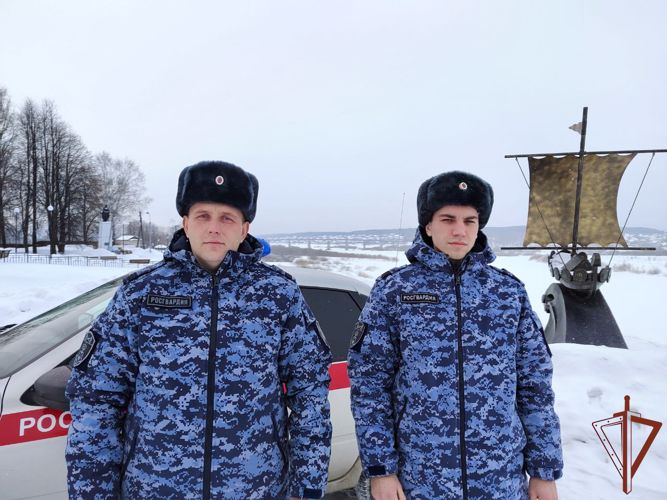  Росгвардейцы спасли замерзавшего подростка в Кировской области