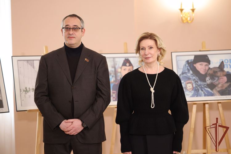 Росгвардейцы приняли участие в церемонии открытия фотовыставки «Женщины в погонах»
