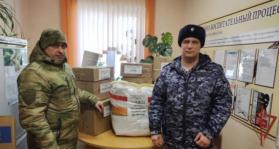 Брянские школьники передали письма и подарки росгвардейцам - участникам специальной военной операции