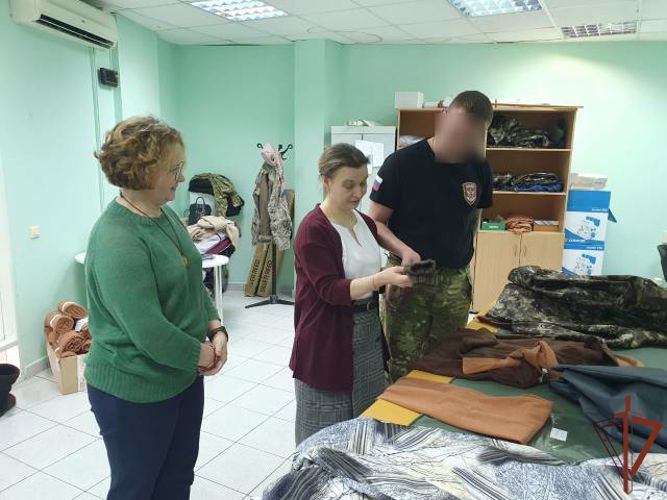 Представители Росгвардии в Югре передали собственноручно отшитую одежду военнослужащим в регион СВО  