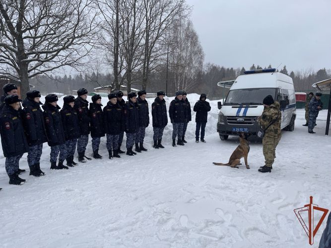 Сотрудники ОМОН провели экскурсию для курсантов «Гвардейской смены» в Подмосковье