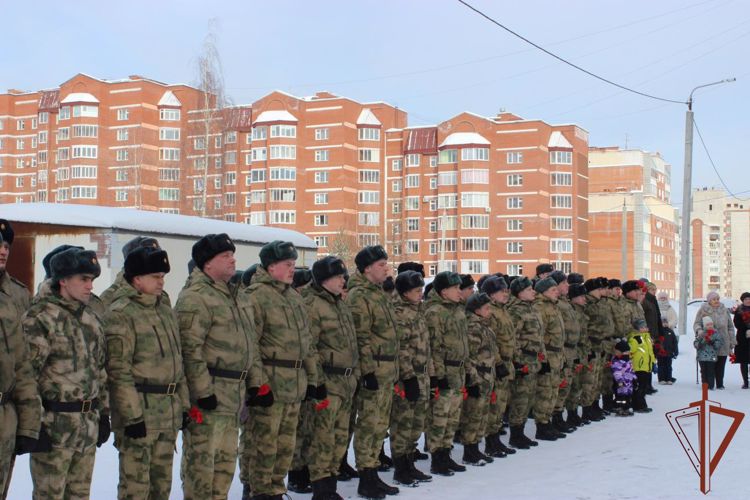 Открыта мемориальная доска  военнослужащему погибшему при исполнении служебного долга (видео)