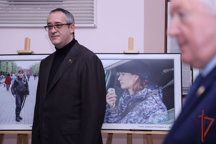Росгвардейцы приняли участие в церемонии открытия фотовыставки «Женщины в погонах»