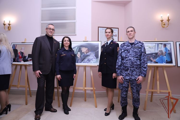 Росгвардейцы приняли участие в церемонии открытия фотовыставки «Женщины в погонах»